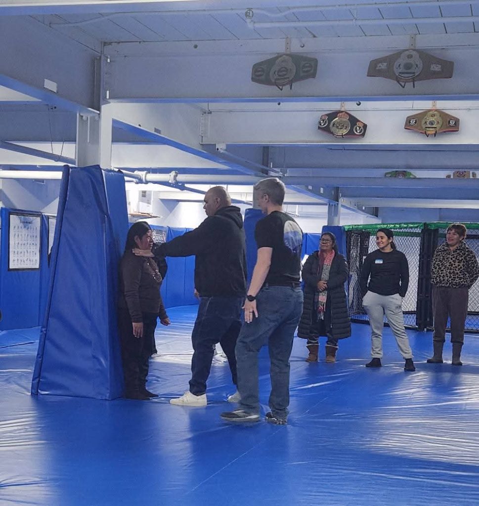 Leonardo Lechuga demonstrating a wall defense with a seminar participant